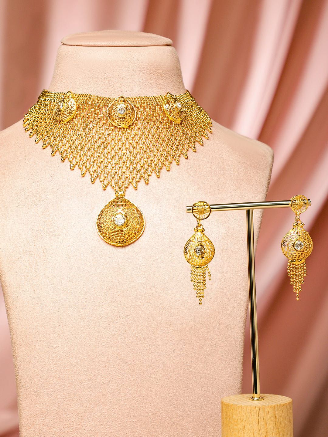 Statement chokers